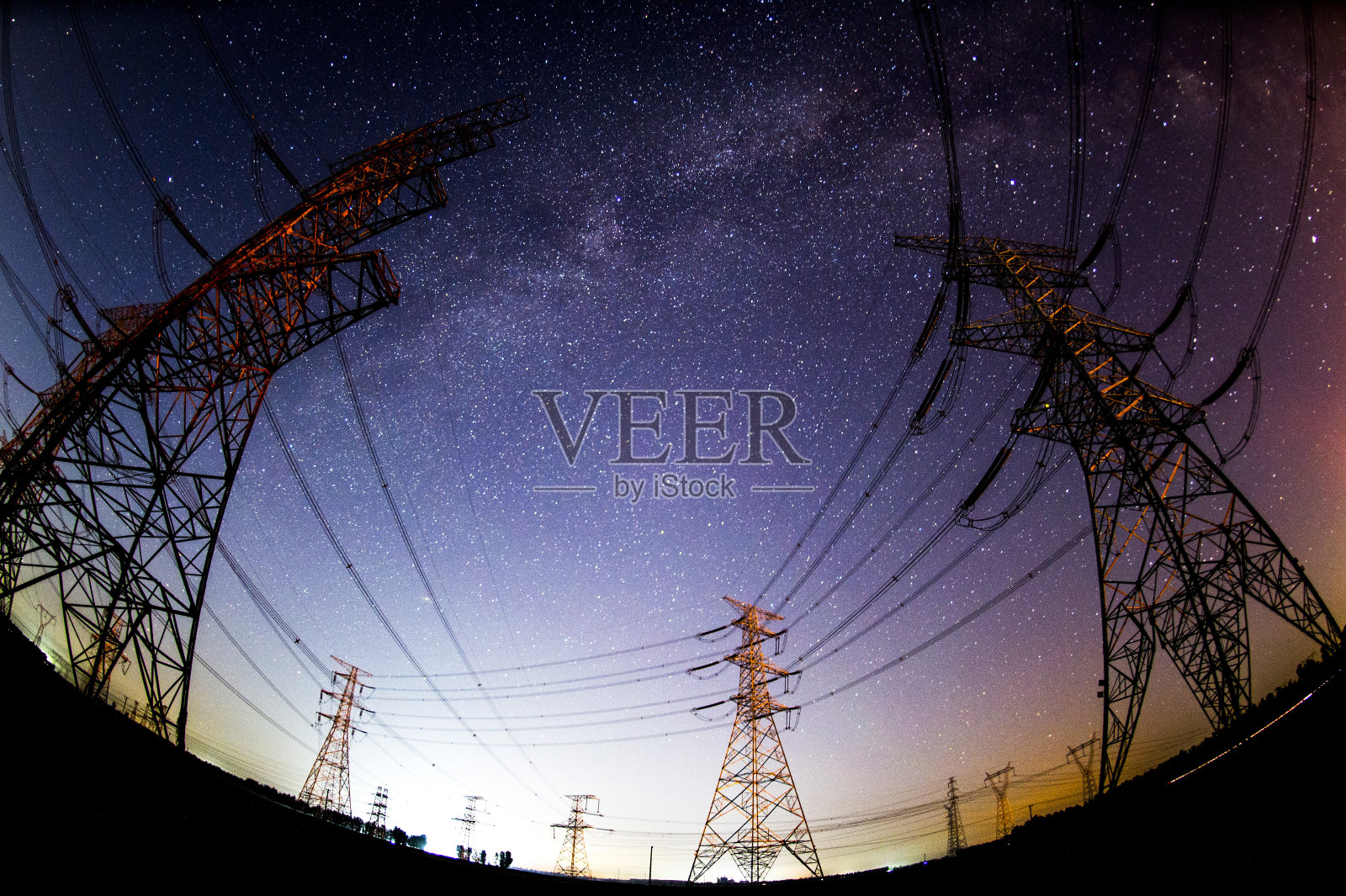 供电设施的轮廓和夜间星星照片摄影图片