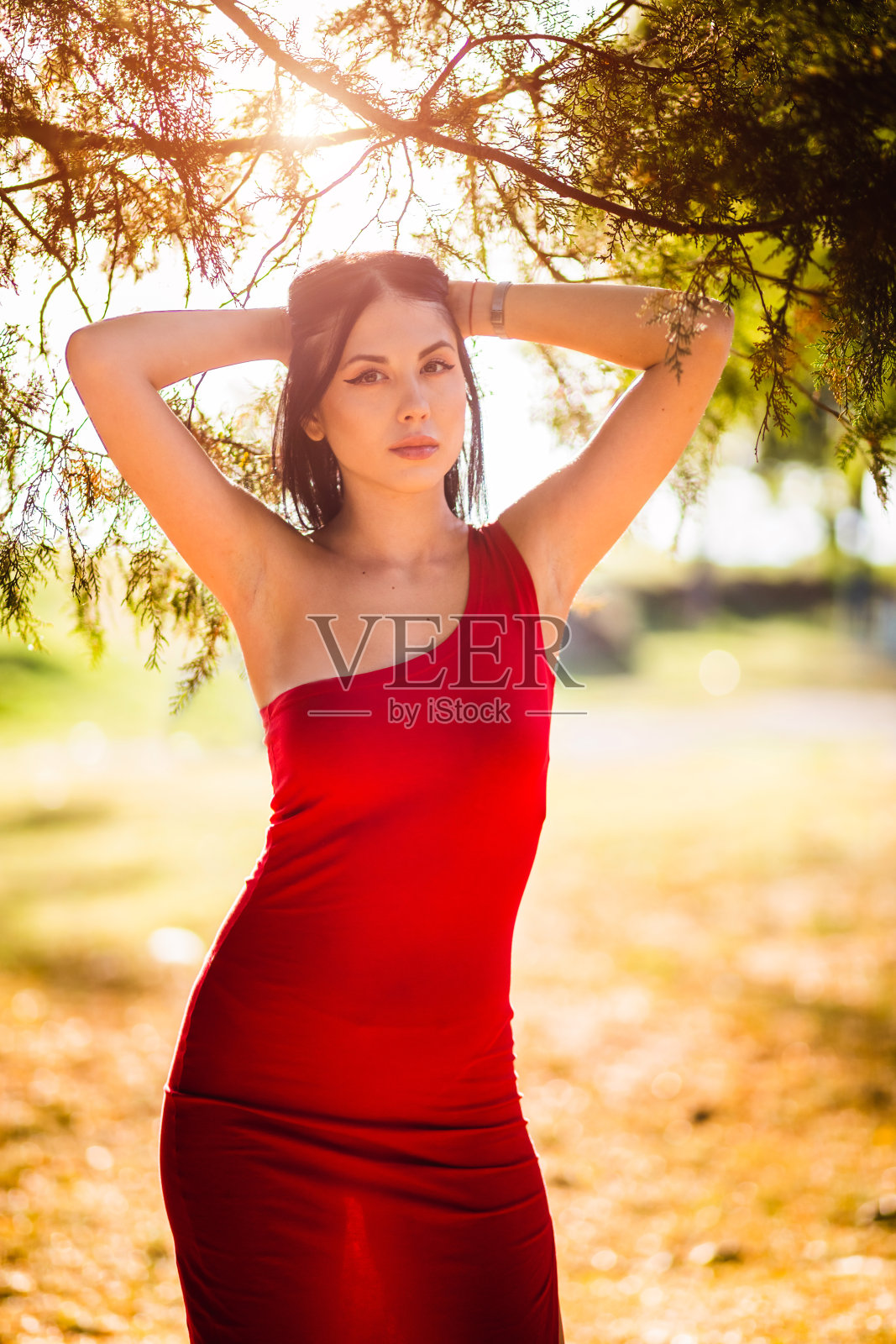 小红裙照片摄影图片