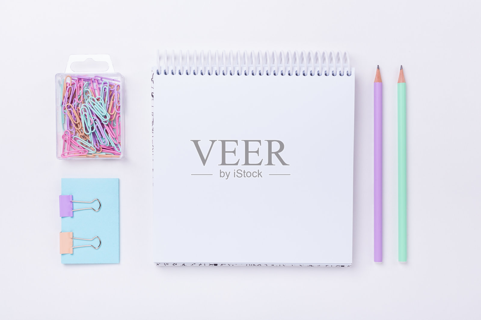 色彩柔和的学校用品回到学校的概念平铺照片摄影图片