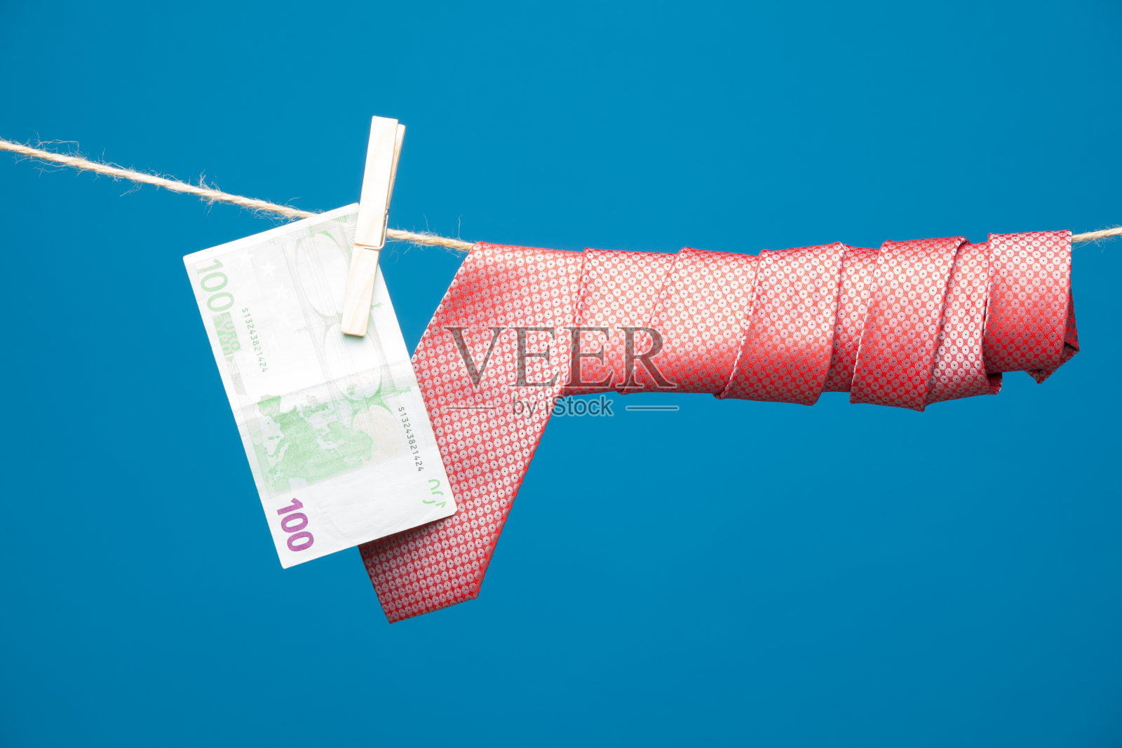 领带和钱挂在绳子上照片摄影图片