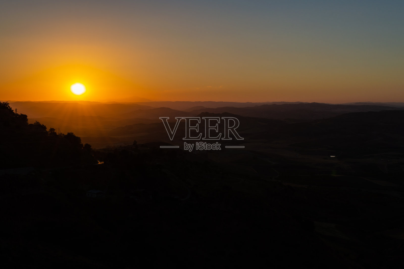 美丽的剪影日落在西西里山，马扎里诺，卡尔塔尼塞塔，西西里，意大利，欧洲照片摄影图片