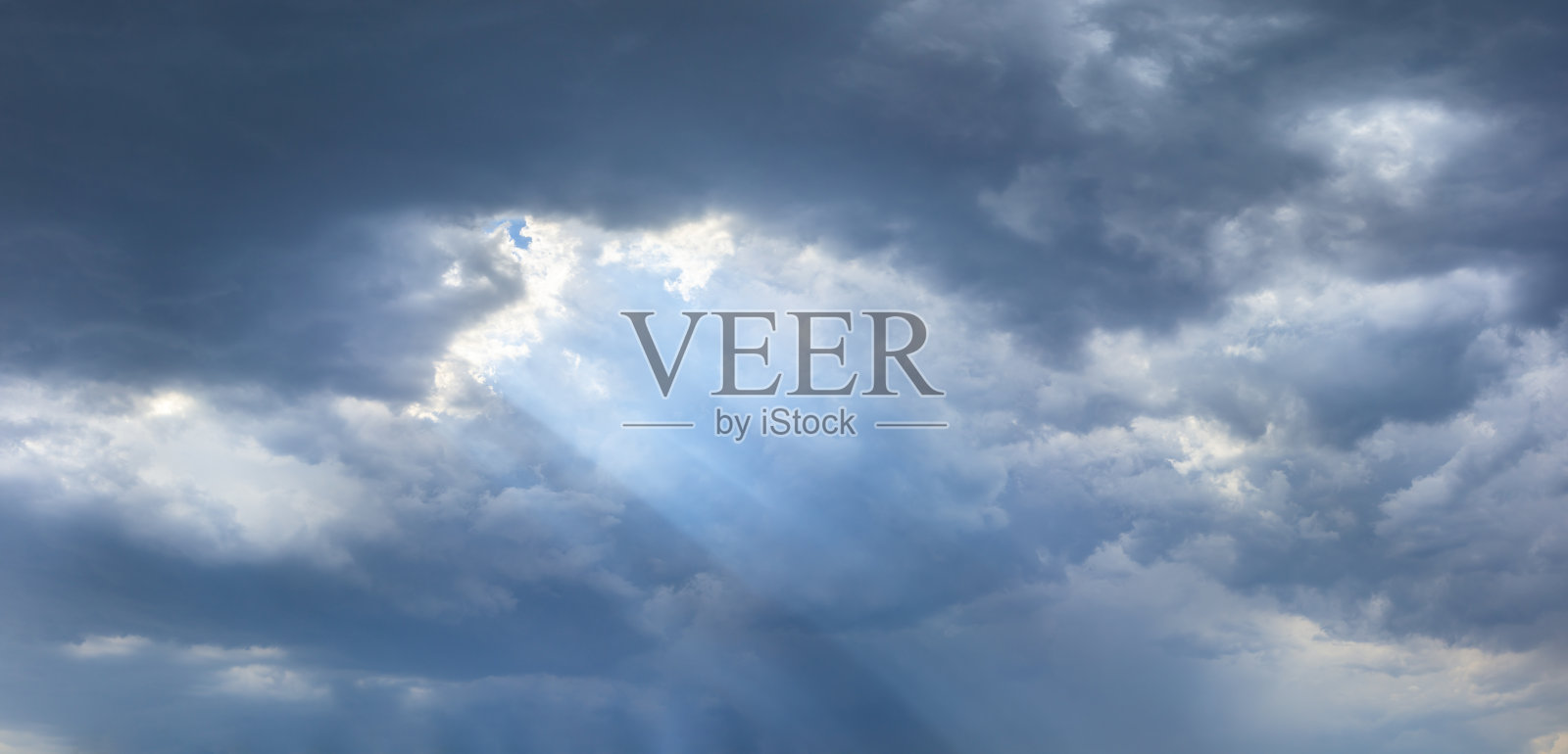 光穿过天空的乌云照片摄影图片