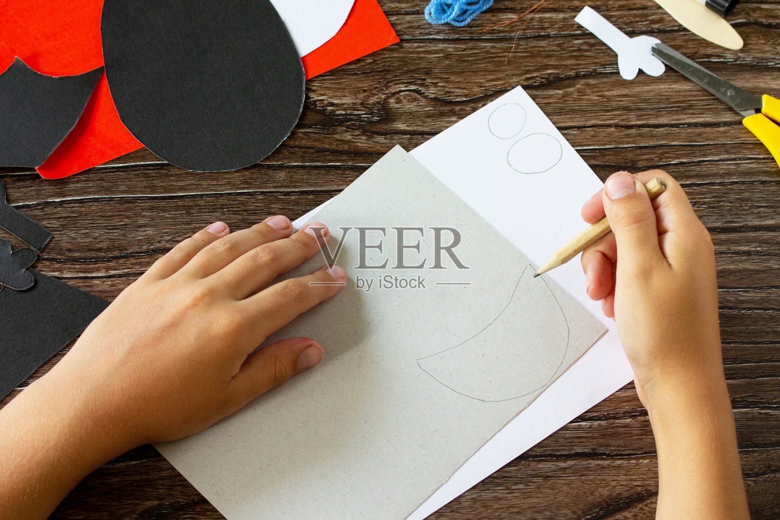 万圣节小朋友画蝙蝠玩具的细节。儿童艺术项目，儿童工艺品。工艺对孩子。照片摄影图片