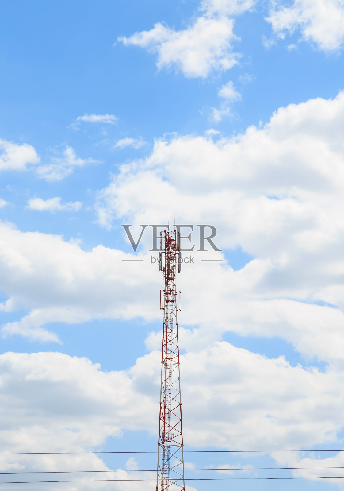 工业背景。移动电话、电视、网络、广播发射塔与蓝天相映衬，有拷贝空间照片摄影图片