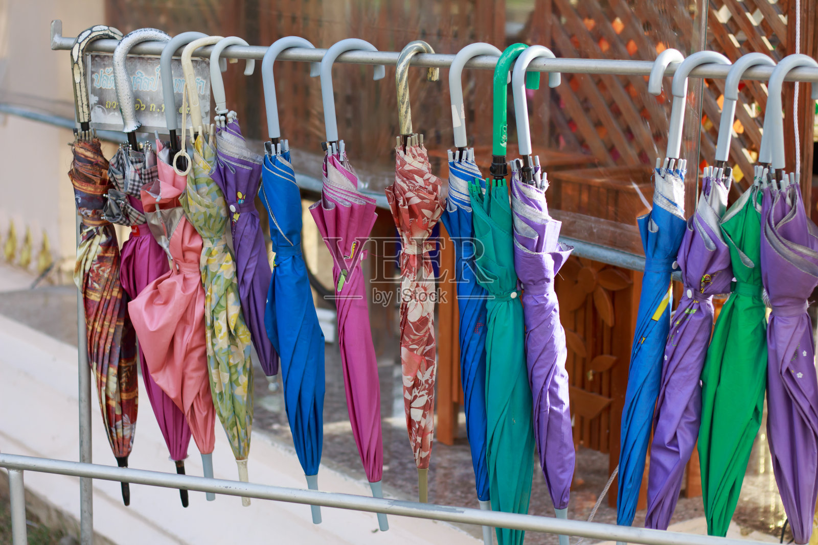 雨伞挂在衣架上照片摄影图片