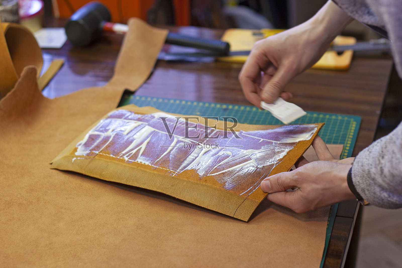 胶合皮革制品的工艺细节掌握在皮革手中照片摄影图片