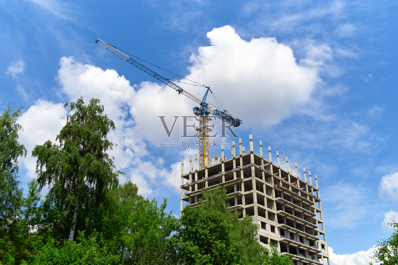 建筑工地，建筑树木，起重机，蓝天照片摄影图片