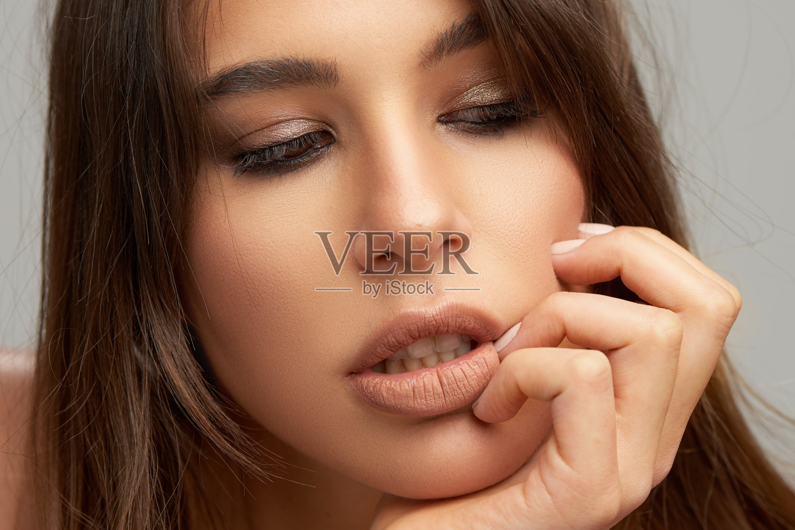 美丽的年轻女人的脸与完美健康的皮肤照片摄影图片