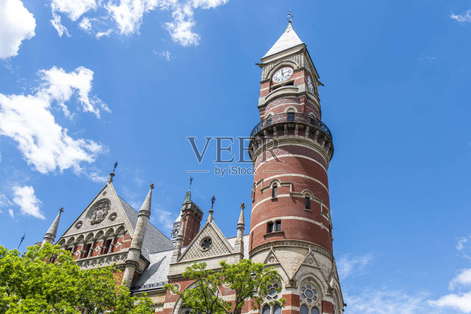 美国纽约市曼哈顿格林尼治村杰斐逊市场图书馆的上半部分和钟楼。照片摄影图片