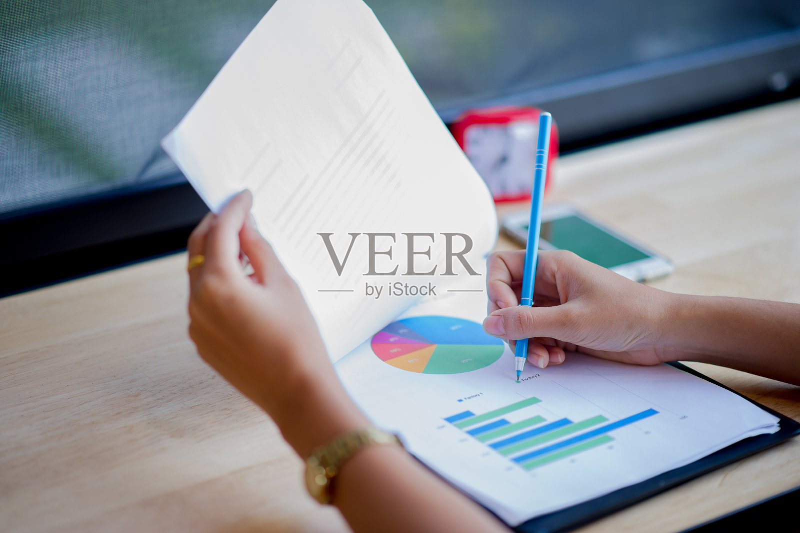 手图和商业图表分析成功的商人的商业概念照片摄影图片