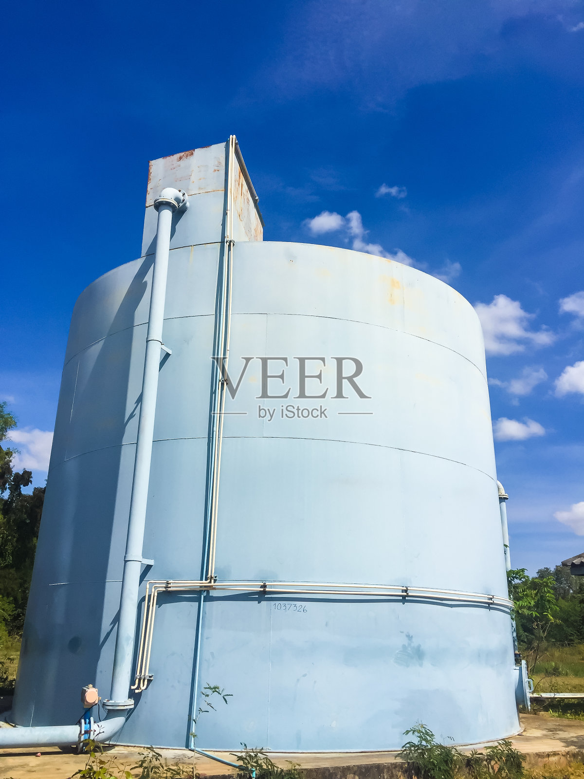 水处理厂的水箱和蓝天。照片摄影图片