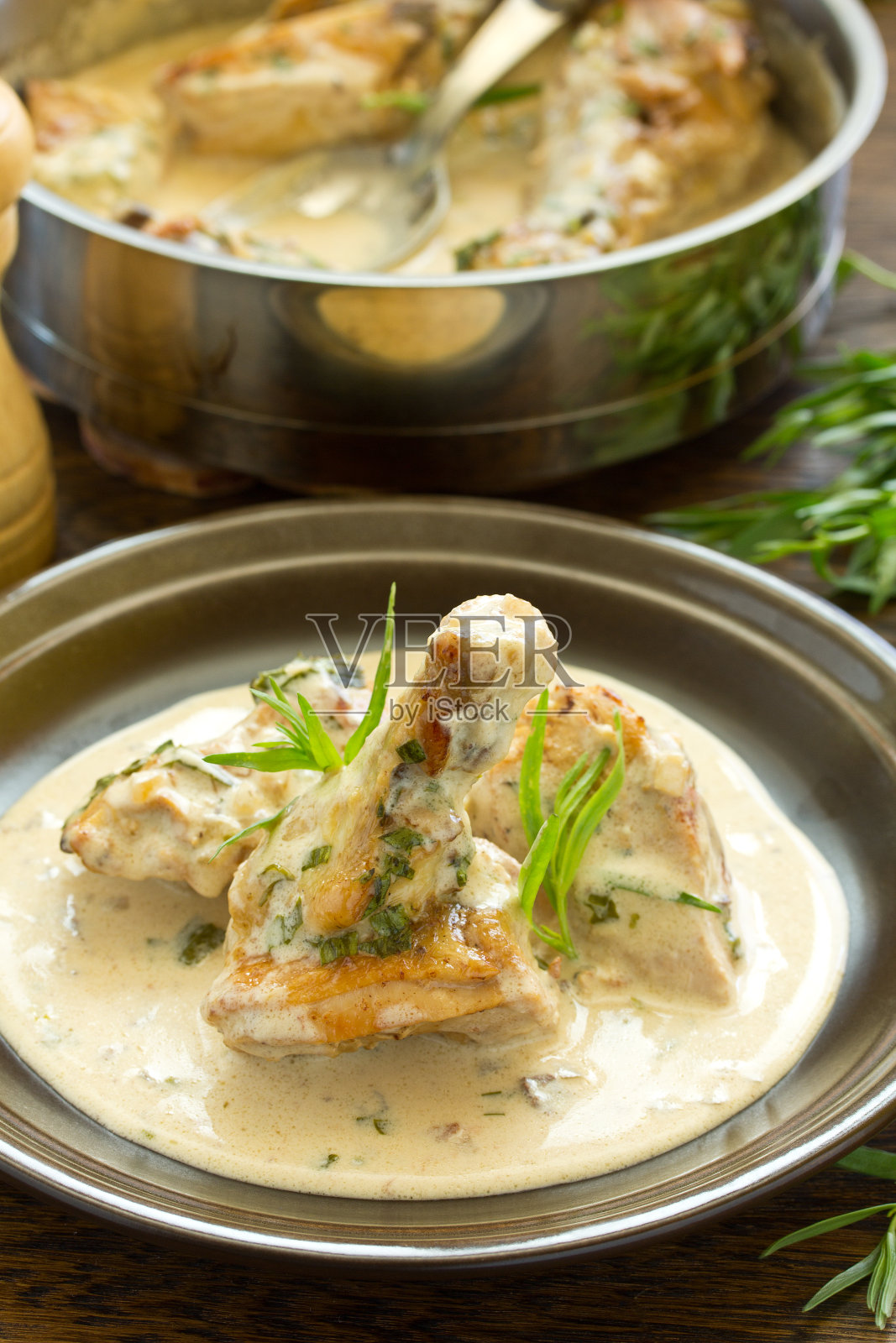 美味的龙蒿炒鸡。照片摄影图片