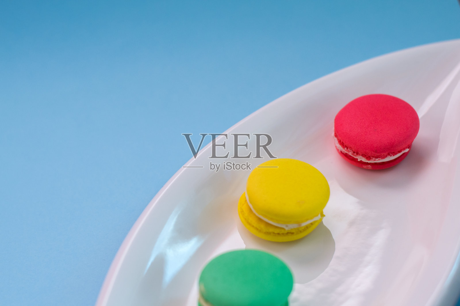 近距离拍摄不同位置的彩色蛋白杏仁饼干照片摄影图片