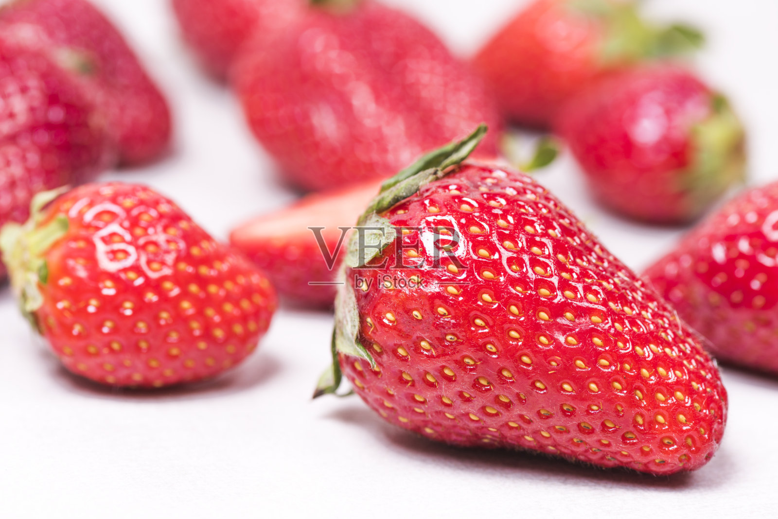 新鲜的大草莓在一个明亮的背景照片摄影图片