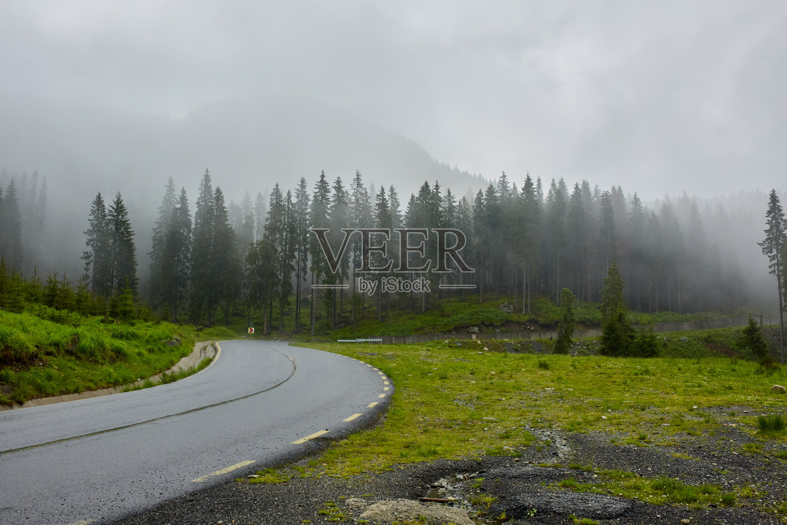 柏油路通向雾蒙蒙的山脉照片摄影图片