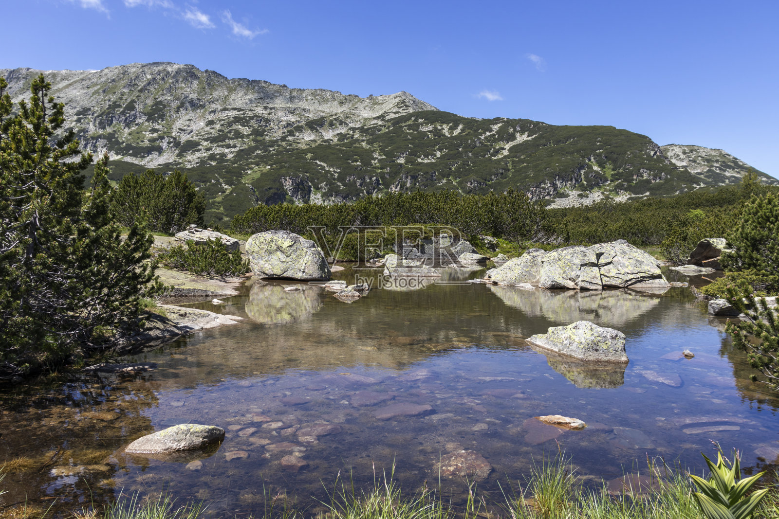 风景与臭湖(Smradlivoto湖)，瑞拉山，保加利亚照片摄影图片