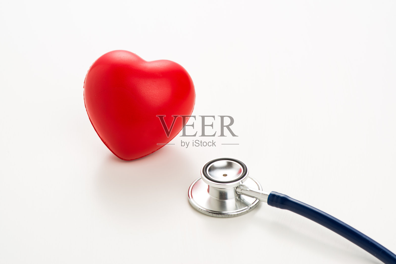 带有红心的听诊器照片摄影图片