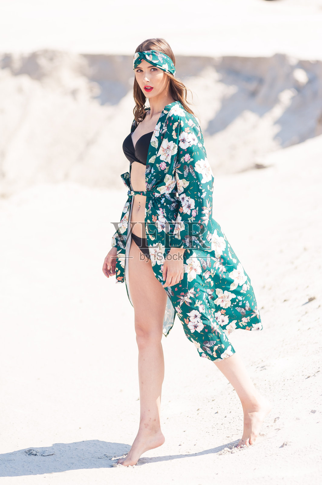 美丽女人的肖像与运动身体穿红色泳衣。白天沙滩上美丽的模特照片摄影图片