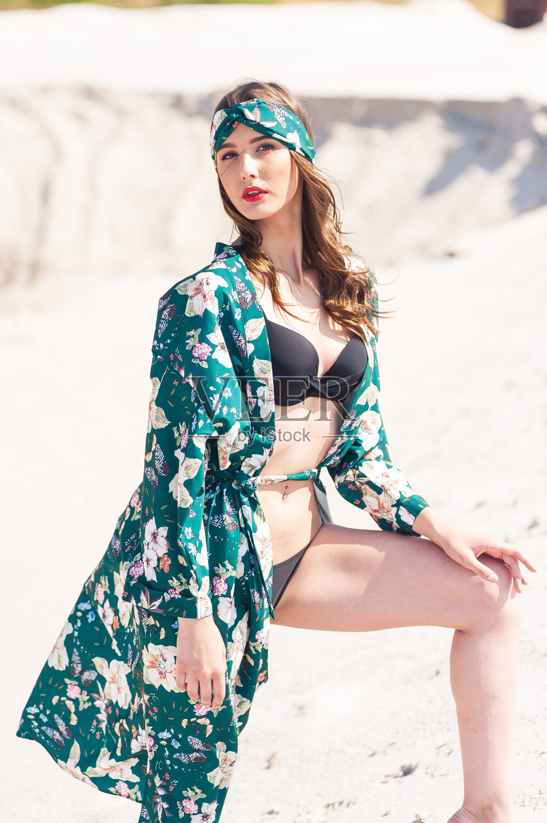 美丽女人的肖像与运动身体穿红色泳衣。白天沙滩上美丽的模特照片摄影图片