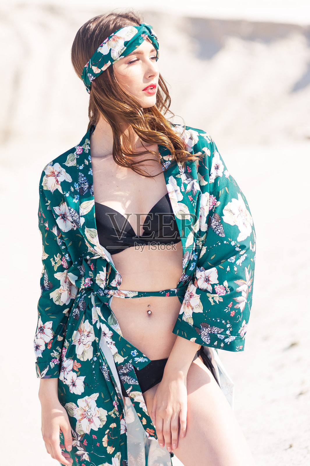 美丽女人的肖像与运动身体穿红色泳衣。白天沙滩上美丽的模特照片摄影图片