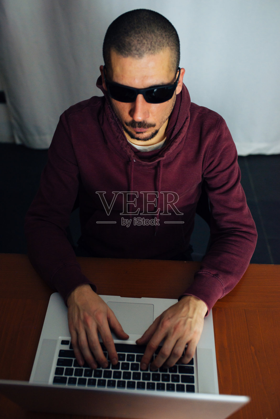 带着笔记本的连帽衫男照片摄影图片