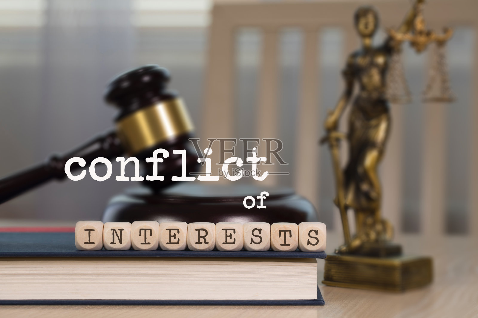 木骰子构成的文字利益冲突。照片摄影图片