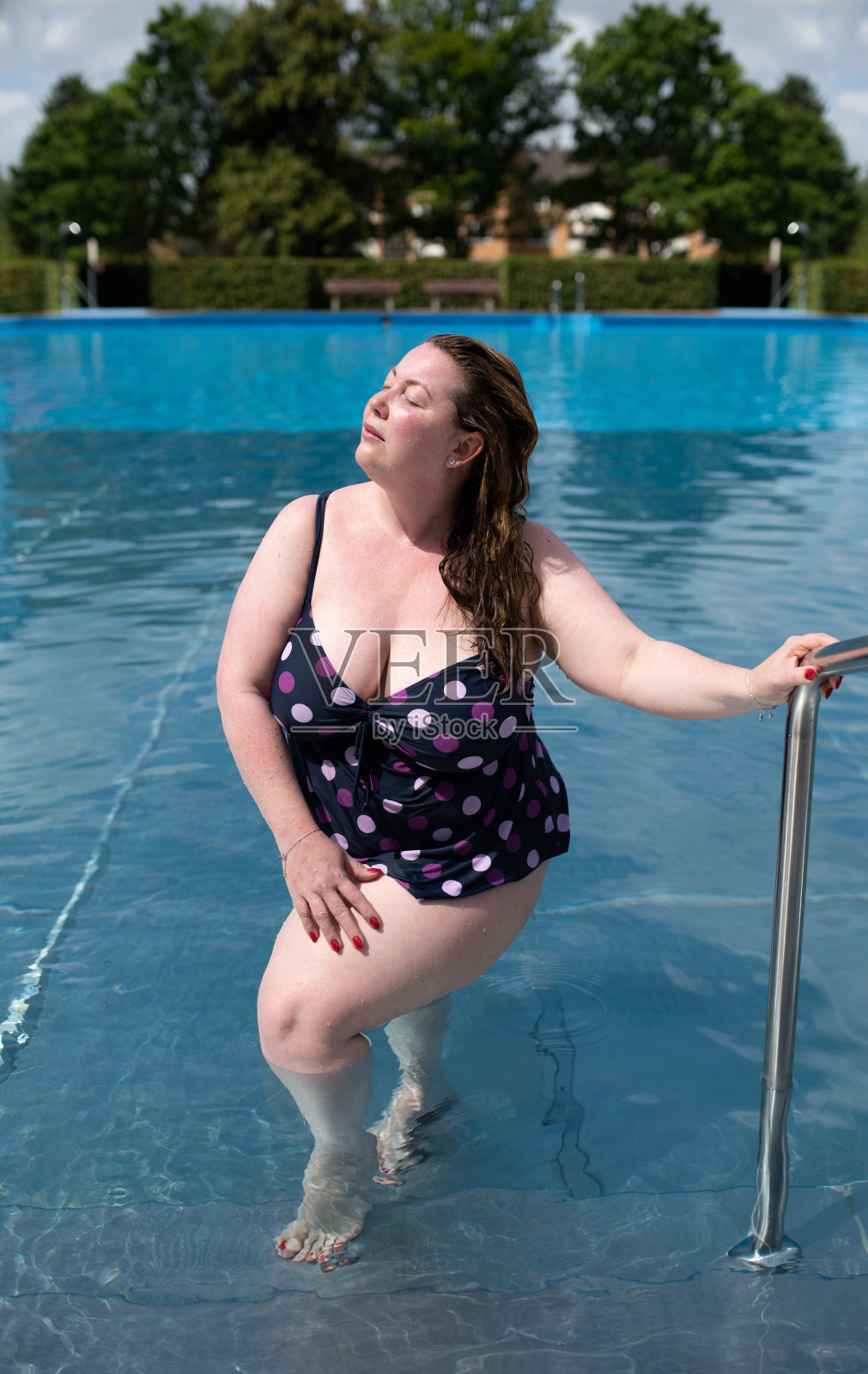 大号泳衣照片摄影图片