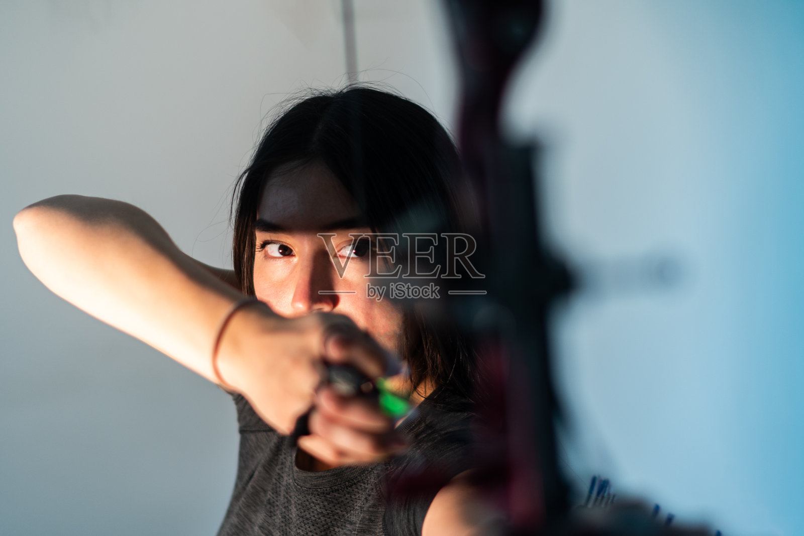 一位年轻的女弓箭手照片摄影图片