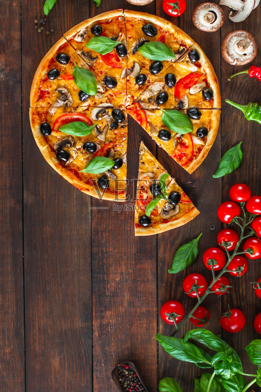 披萨、蘑菇、橄榄、鸡肉、番茄酱、芝士(配料)。热披萨。前视图。本空间照片摄影图片