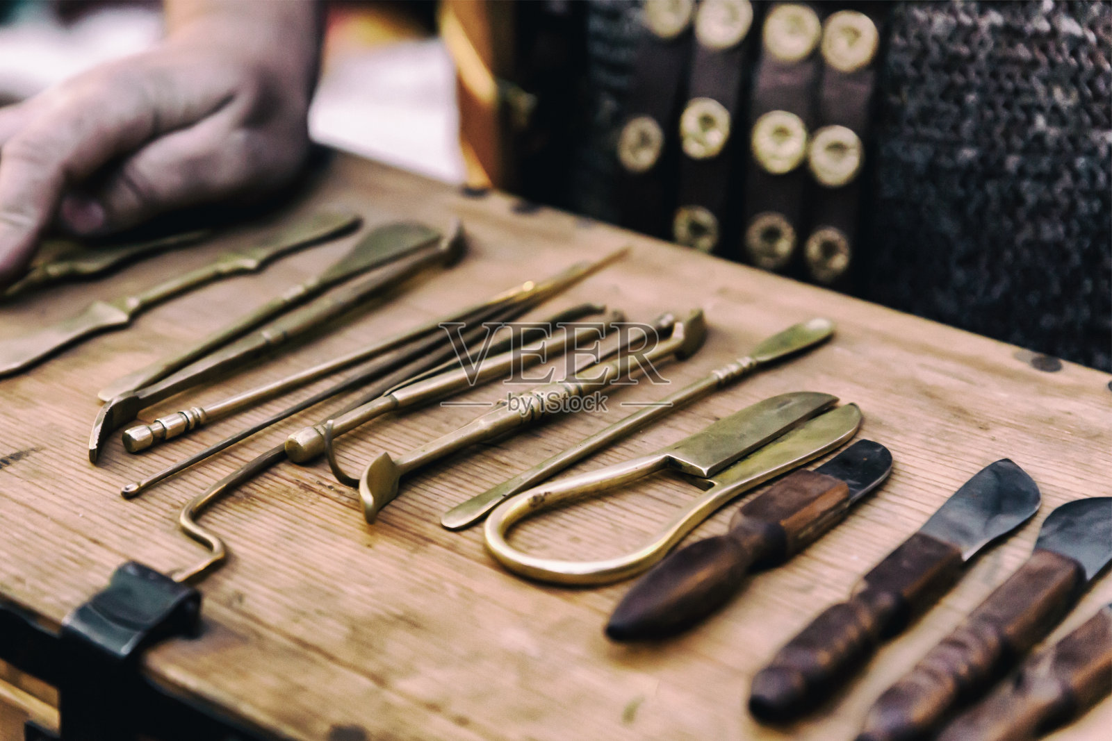 工具箱外科医生古代医生镊子手术刀特写设计基地照片摄影图片