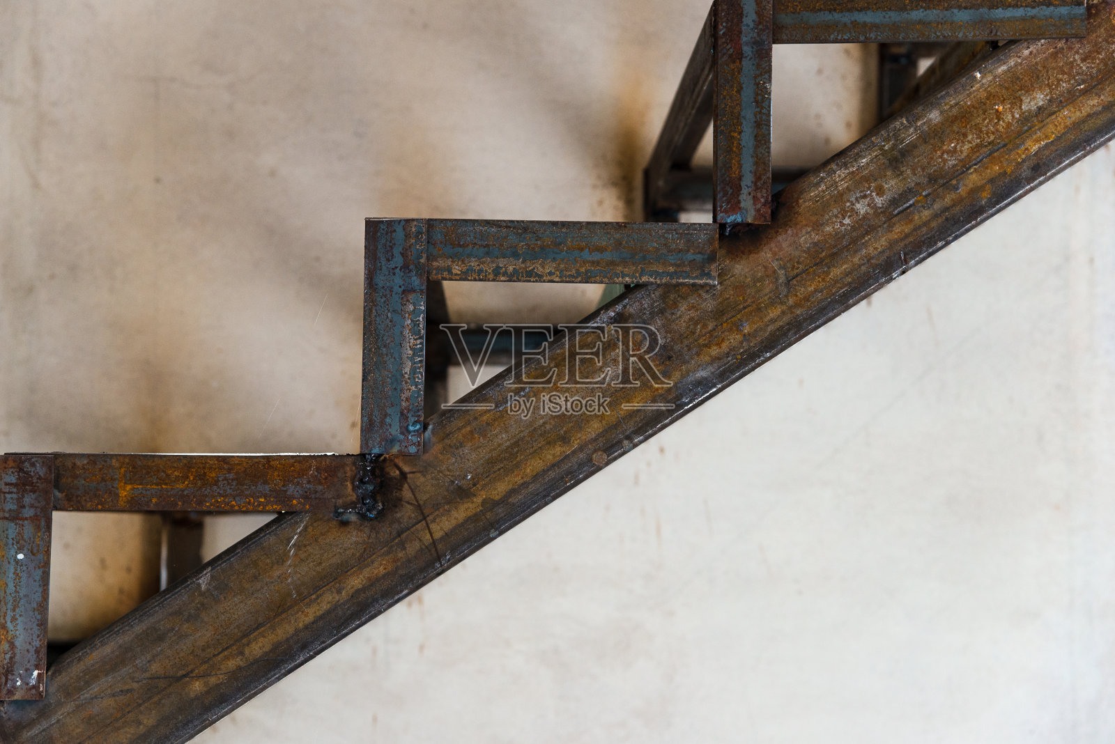 灰色beton背景上生锈的焊接金属楼梯井照片摄影图片