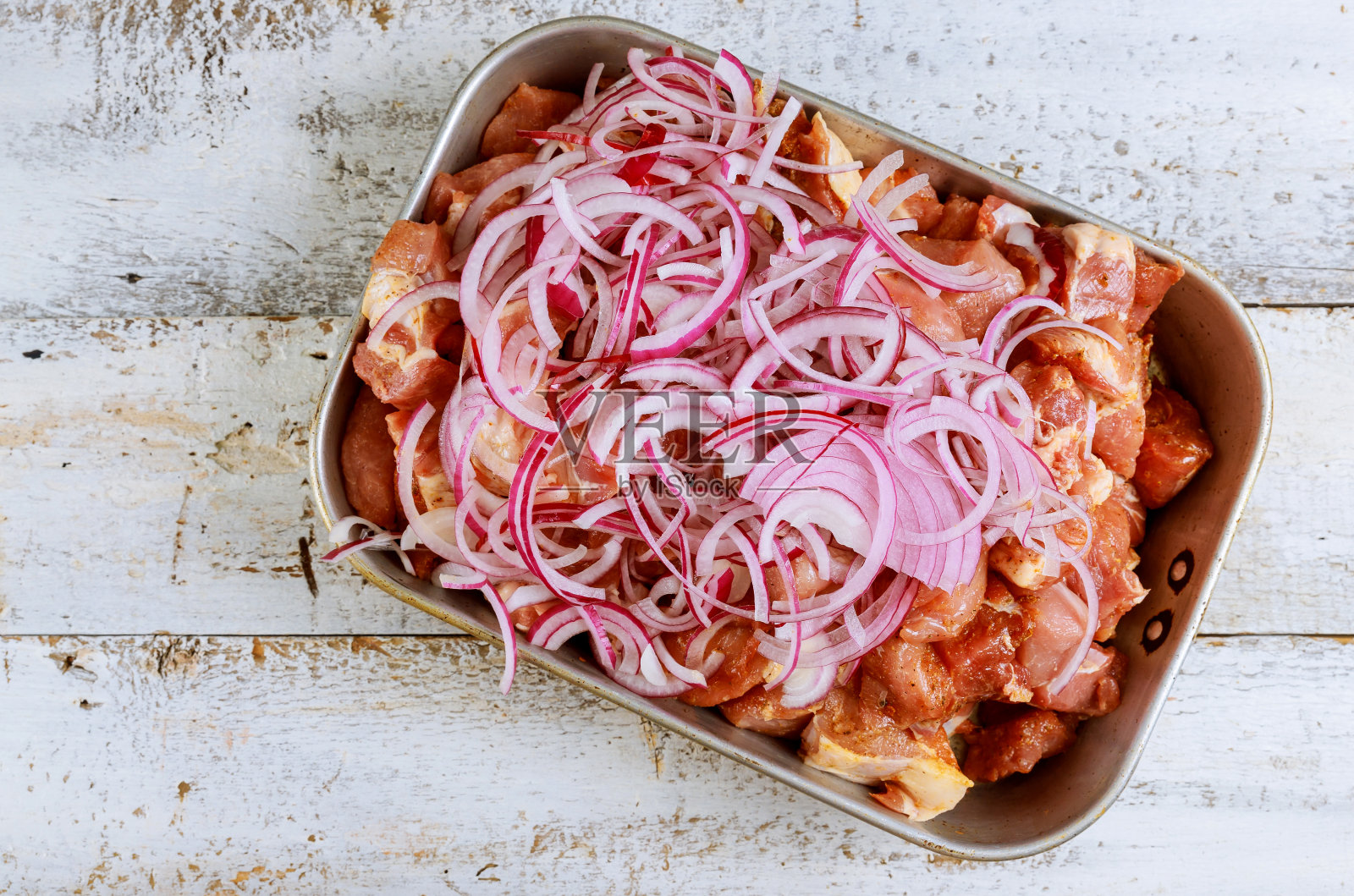 生猪肉片与洋葱盘照片摄影图片