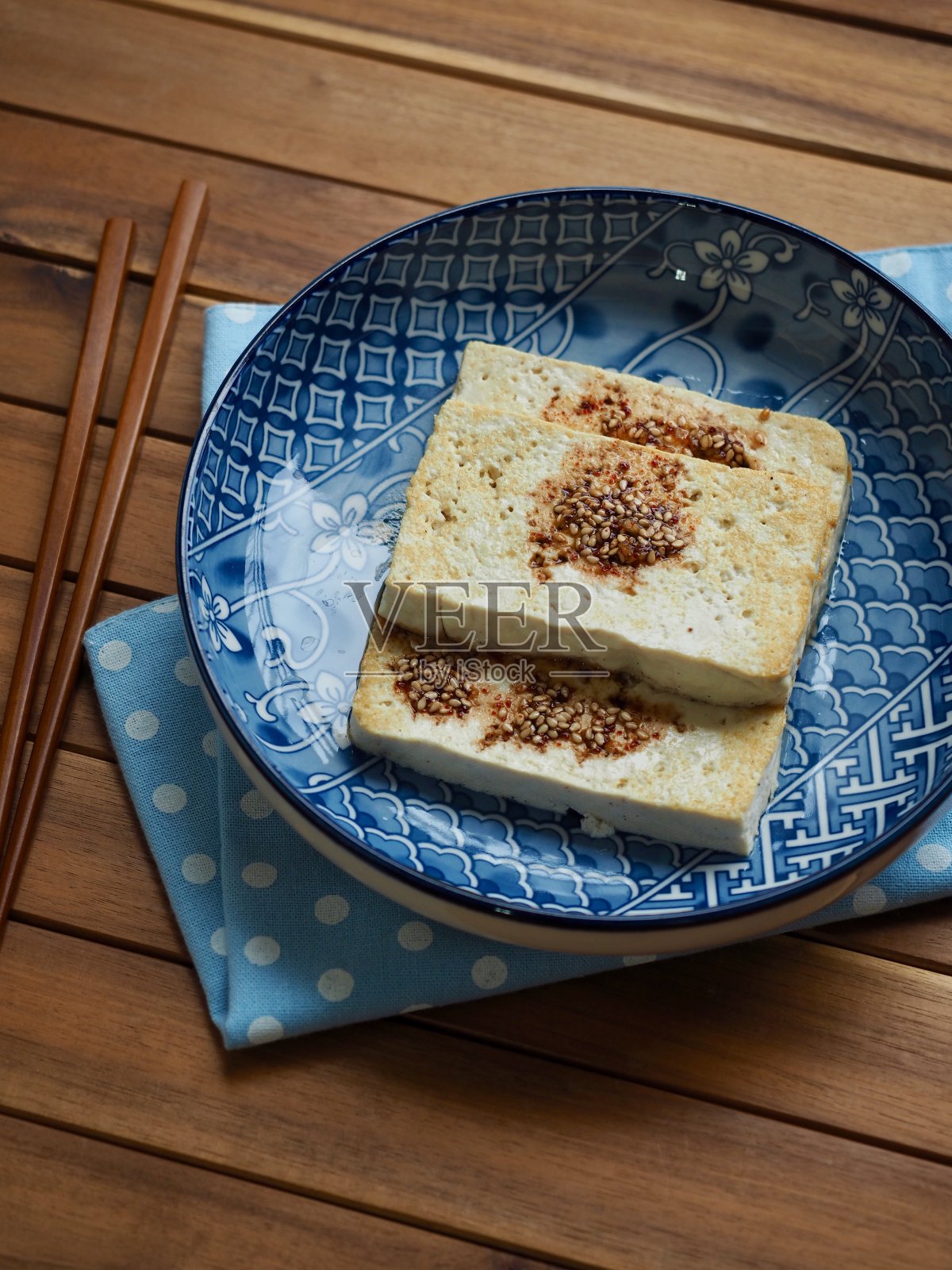 亚洲食物，烤豆腐和酱油照片摄影图片