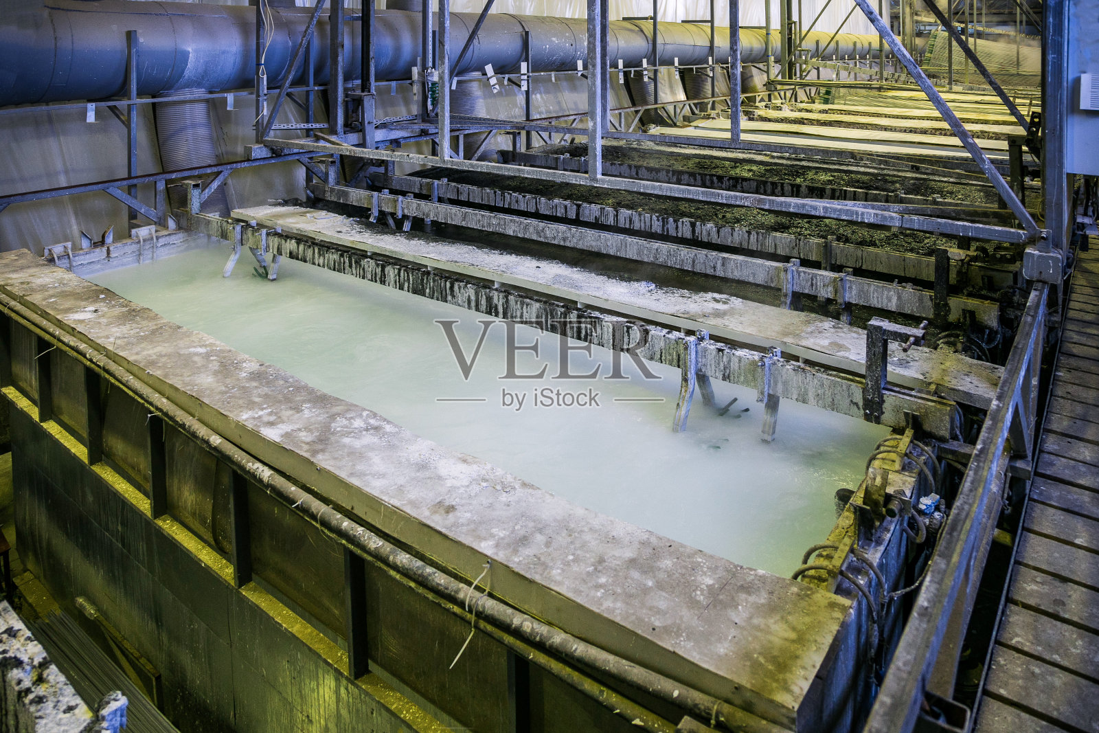 电镀车间用于电镀金属件的酸容器的腐蚀照片摄影图片