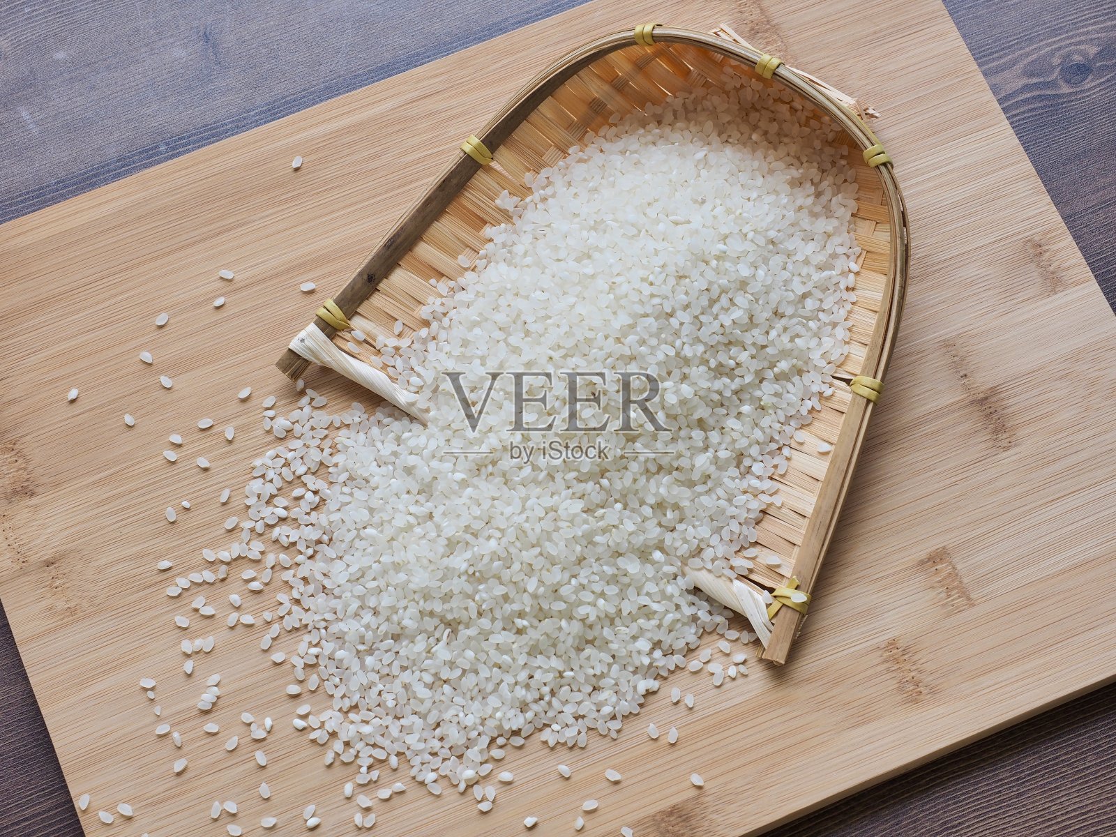 白米配木板，亚洲食品白米照片摄影图片
