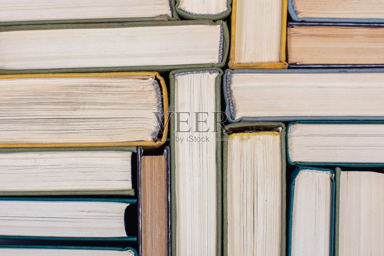 旧书和教科书精装从顶部的观点。教育的概念照片摄影图片