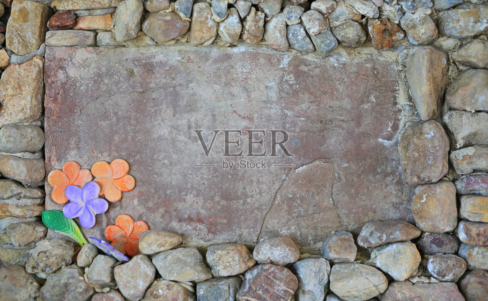 墙壁背景上的空白石头。照片摄影图片