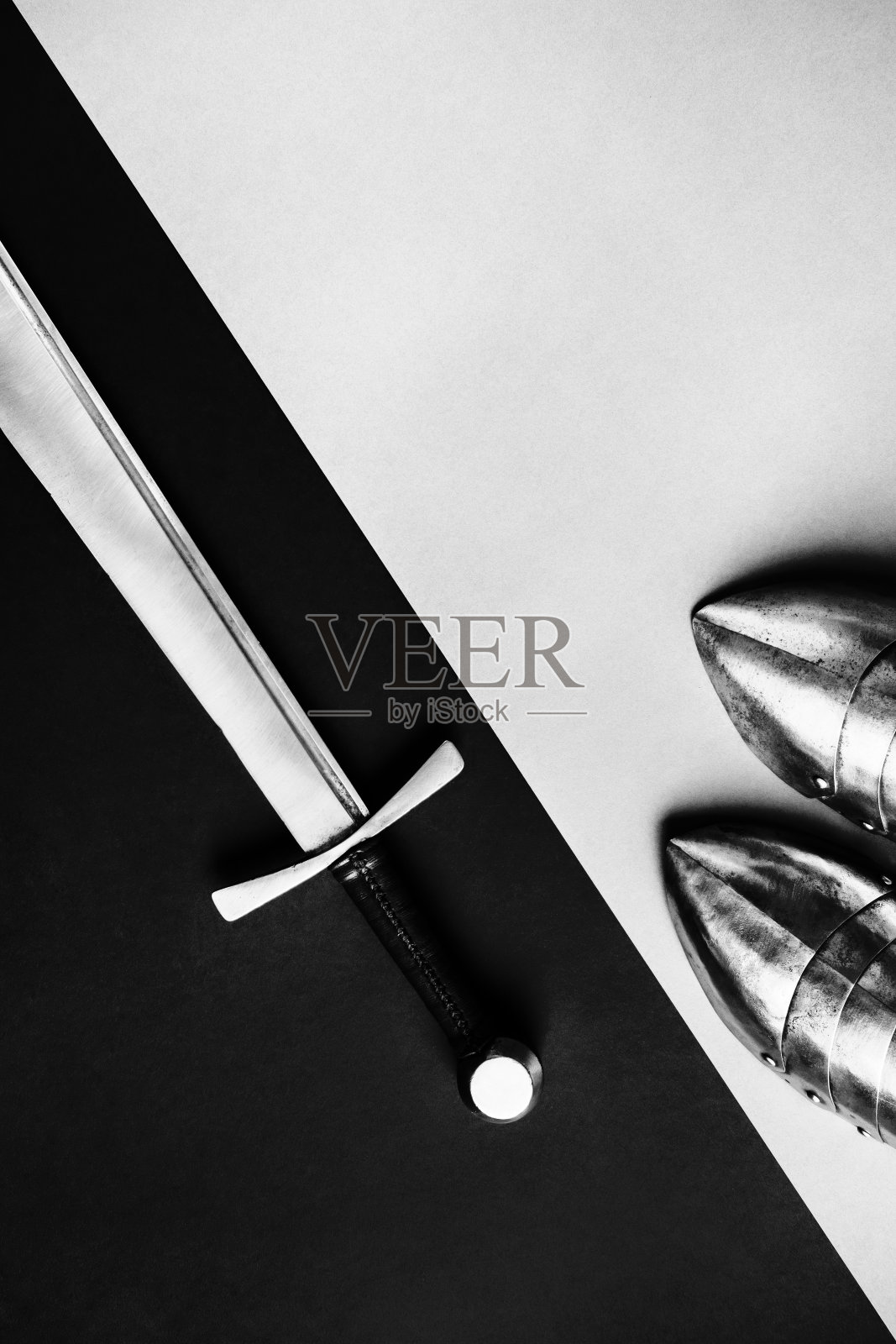 用于历史战斗的武器和盔甲。照片摄影图片