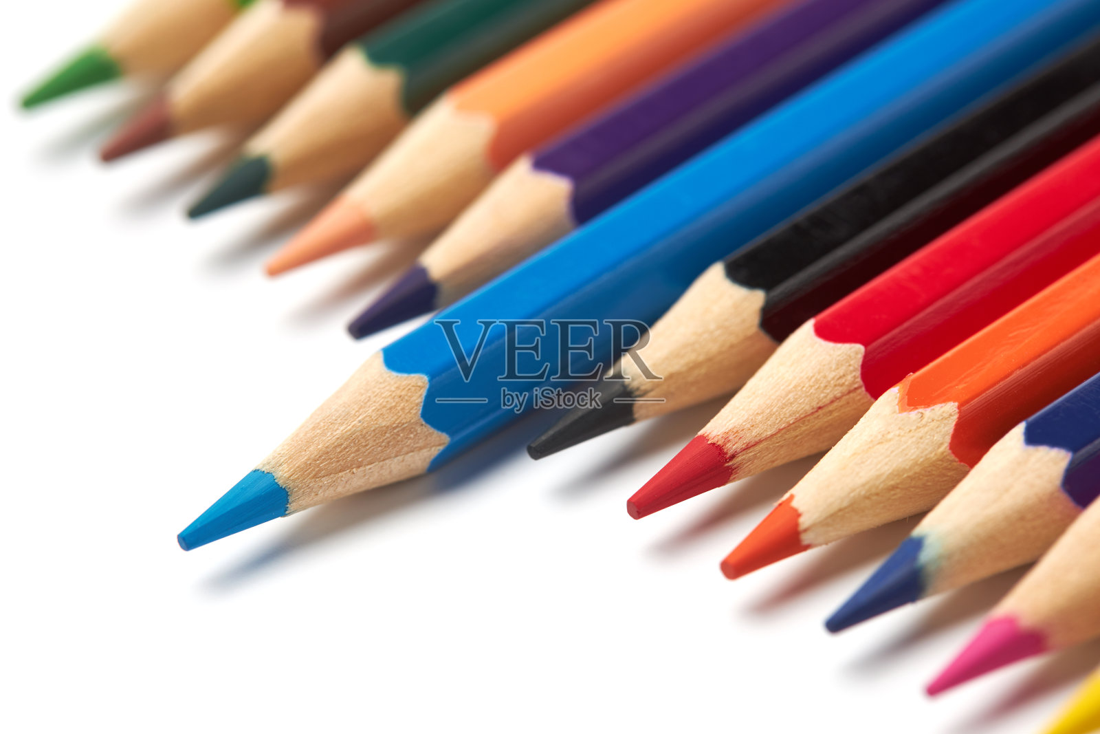 蓝色铅笔从其他颜色的铅笔中脱颖而出，在一个孤立的白色背景上照片摄影图片