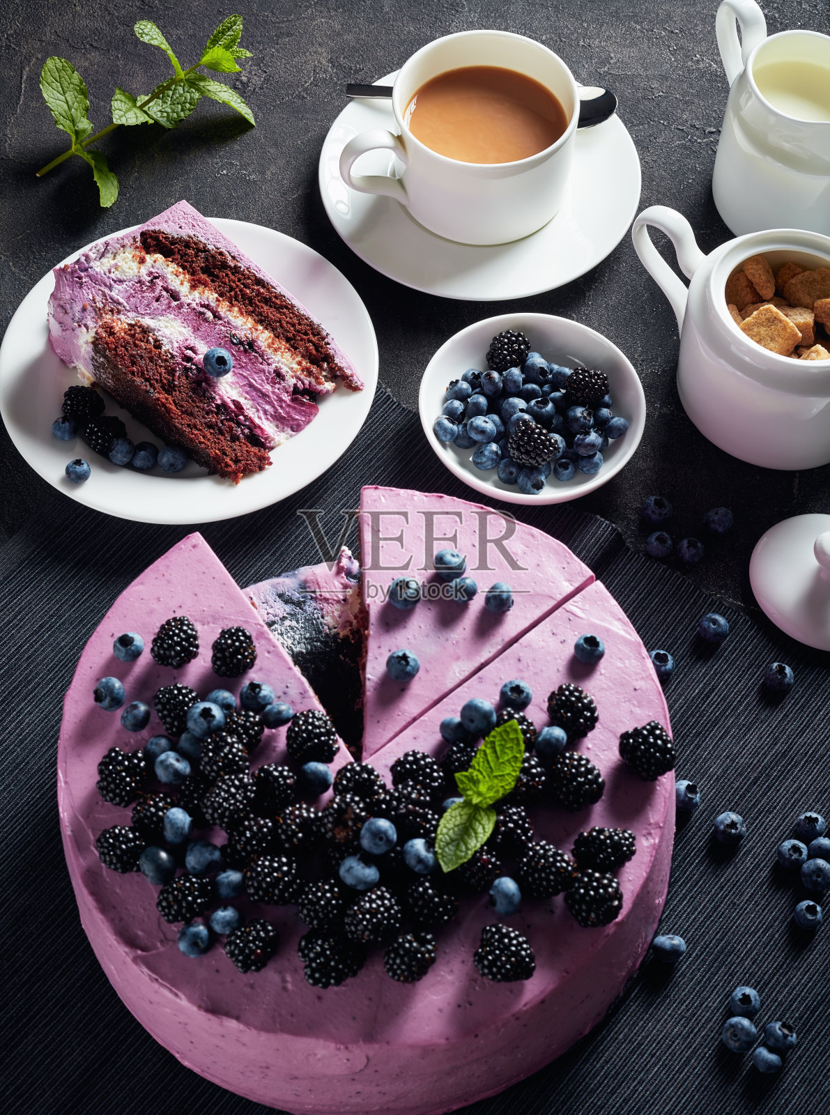 蓝莓黑莓海绵蛋糕，里面有奶油芝士照片摄影图片