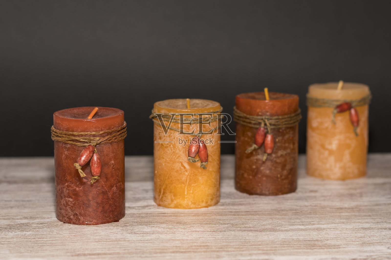 老式木质背景上的浪漫香薰蜡烛照片摄影图片