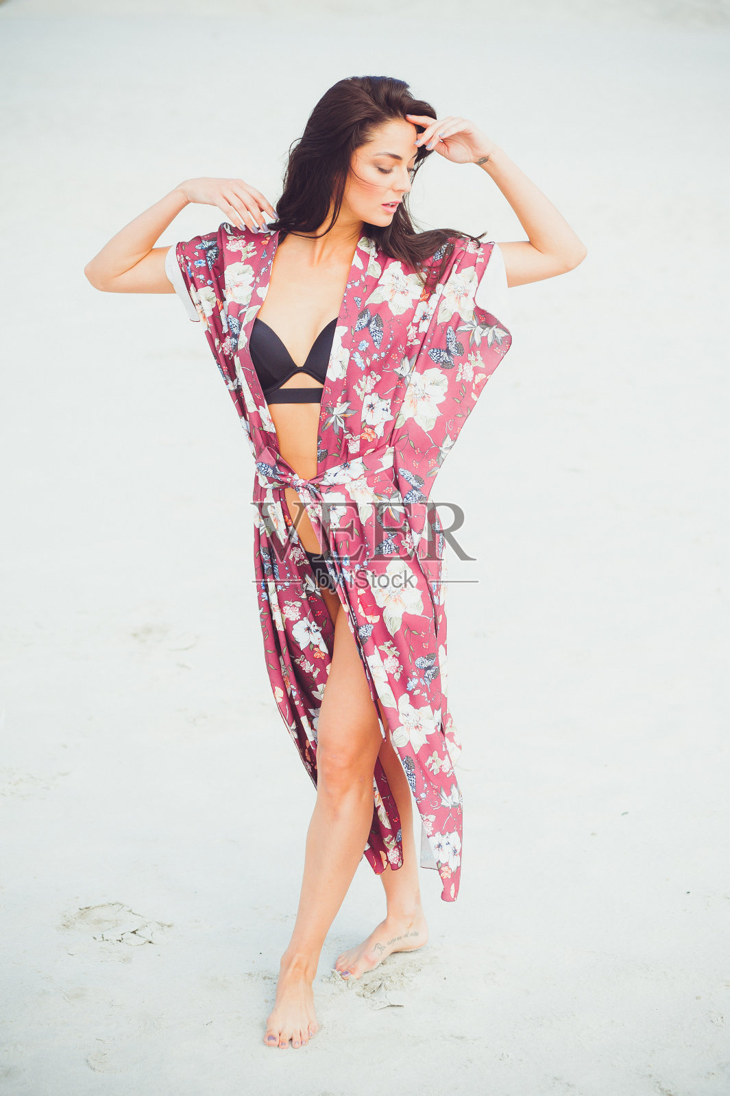 美丽女人的肖像与运动身体穿红色泳衣。白天沙滩上美丽的模特照片摄影图片