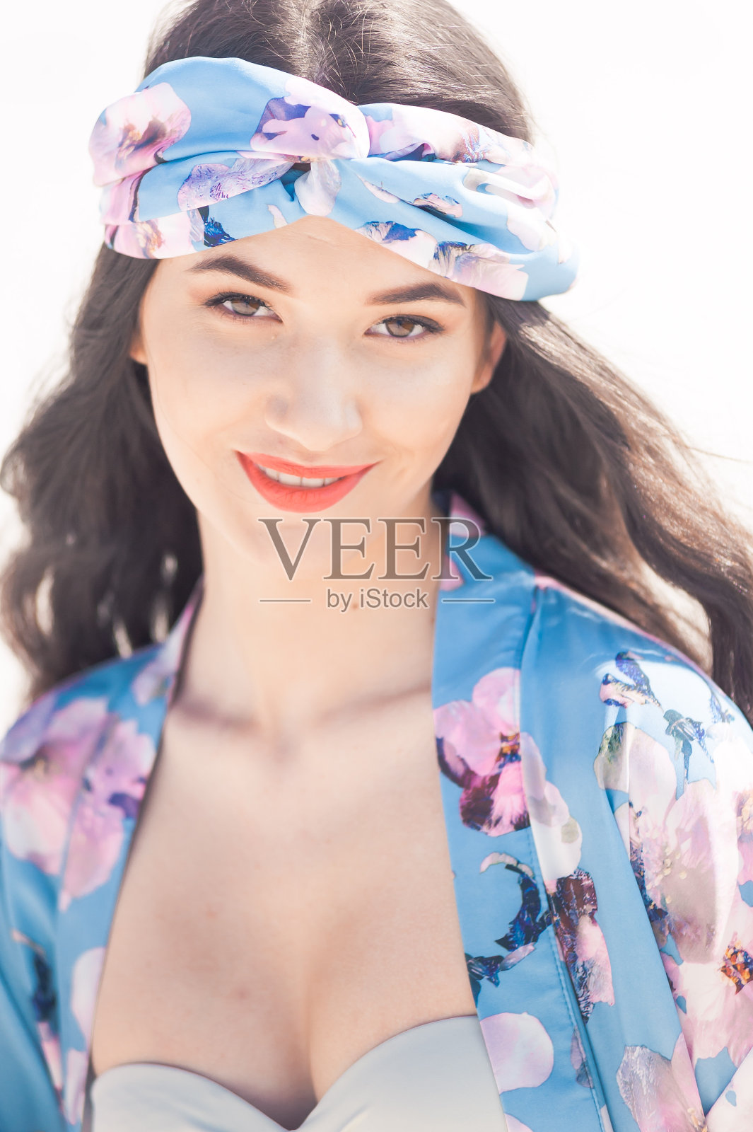 时尚女性在沙丘上摆姿势。年轻漂亮的女人穿着泳衣在海滩上散步。旅行和度假。照片摄影图片