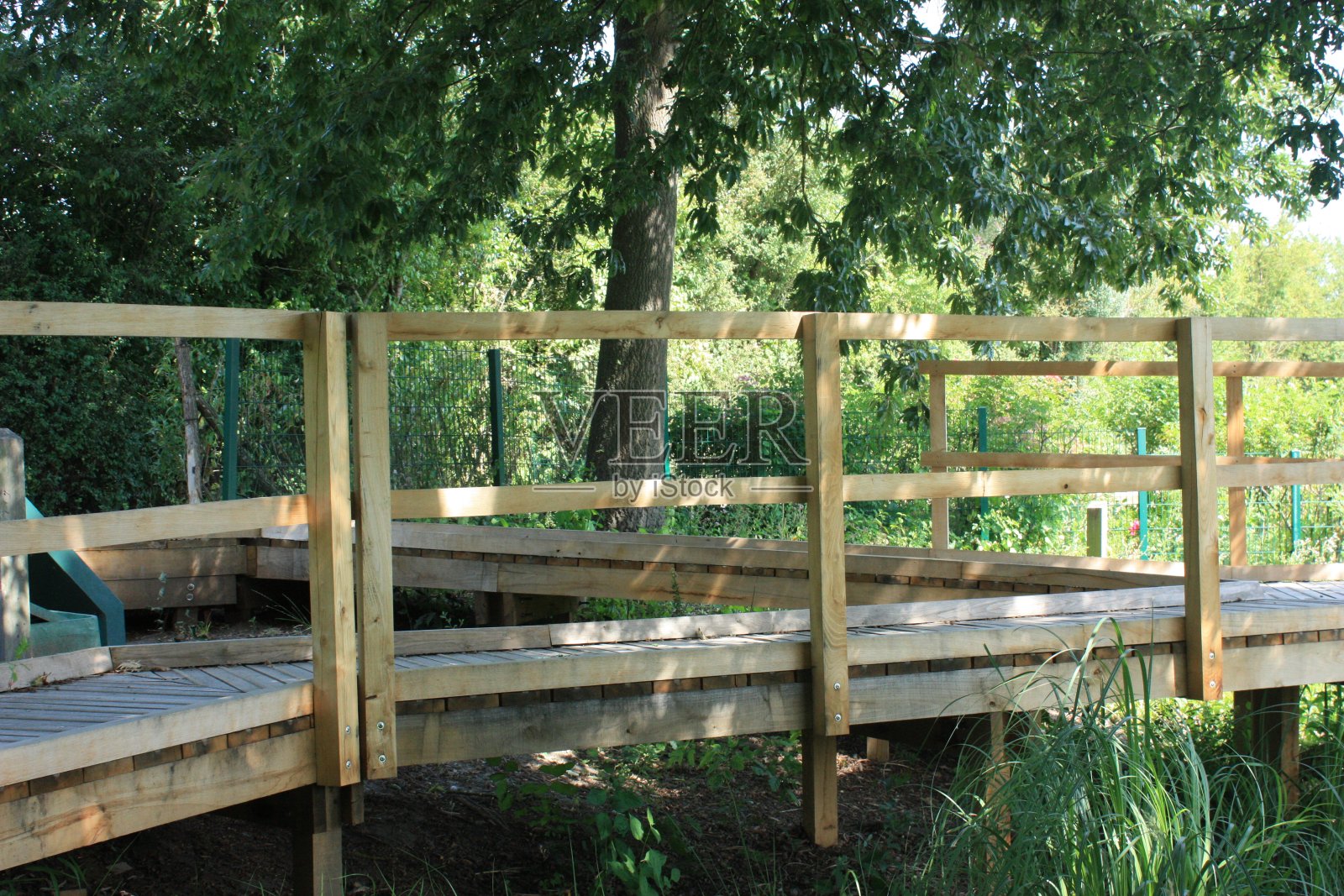 在île-de-France的一个公园的人行桥池塘照片摄影图片