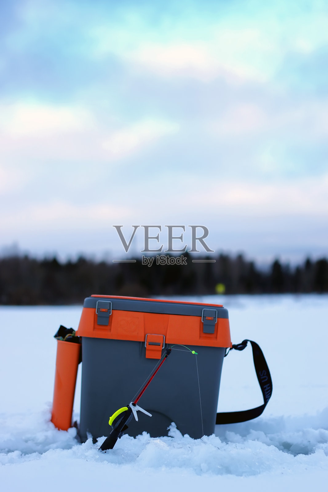 小小的冬季鱼竿冰照片摄影图片