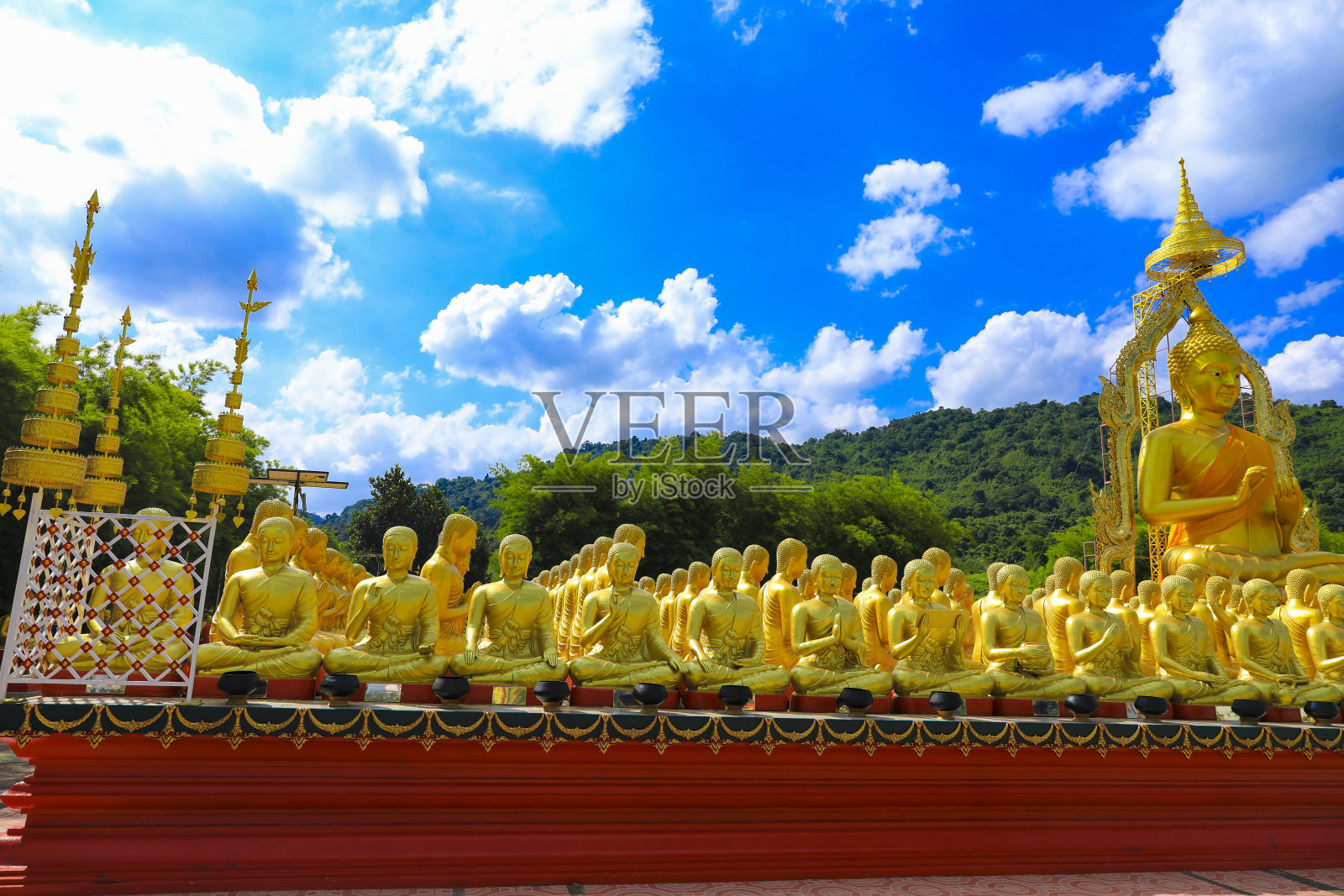 位于泰国nakhon nayok省的Makha Bucha佛教纪念公园的金佛和1250座小佛像照片摄影图片