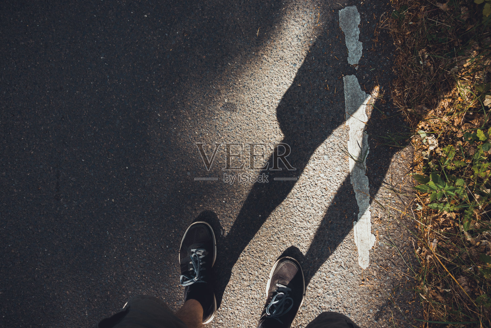 在路上低头看鞋的人照片摄影图片