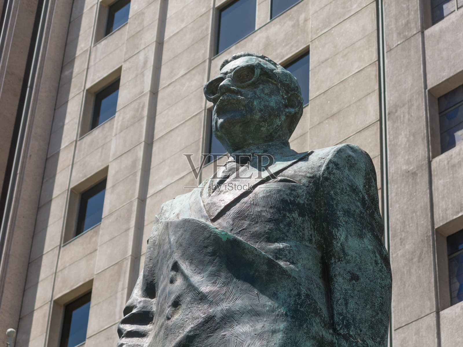智利政治家和政治人物纪念碑的细节。萨尔瓦多·阿连德在智利圣地亚哥照片摄影图片