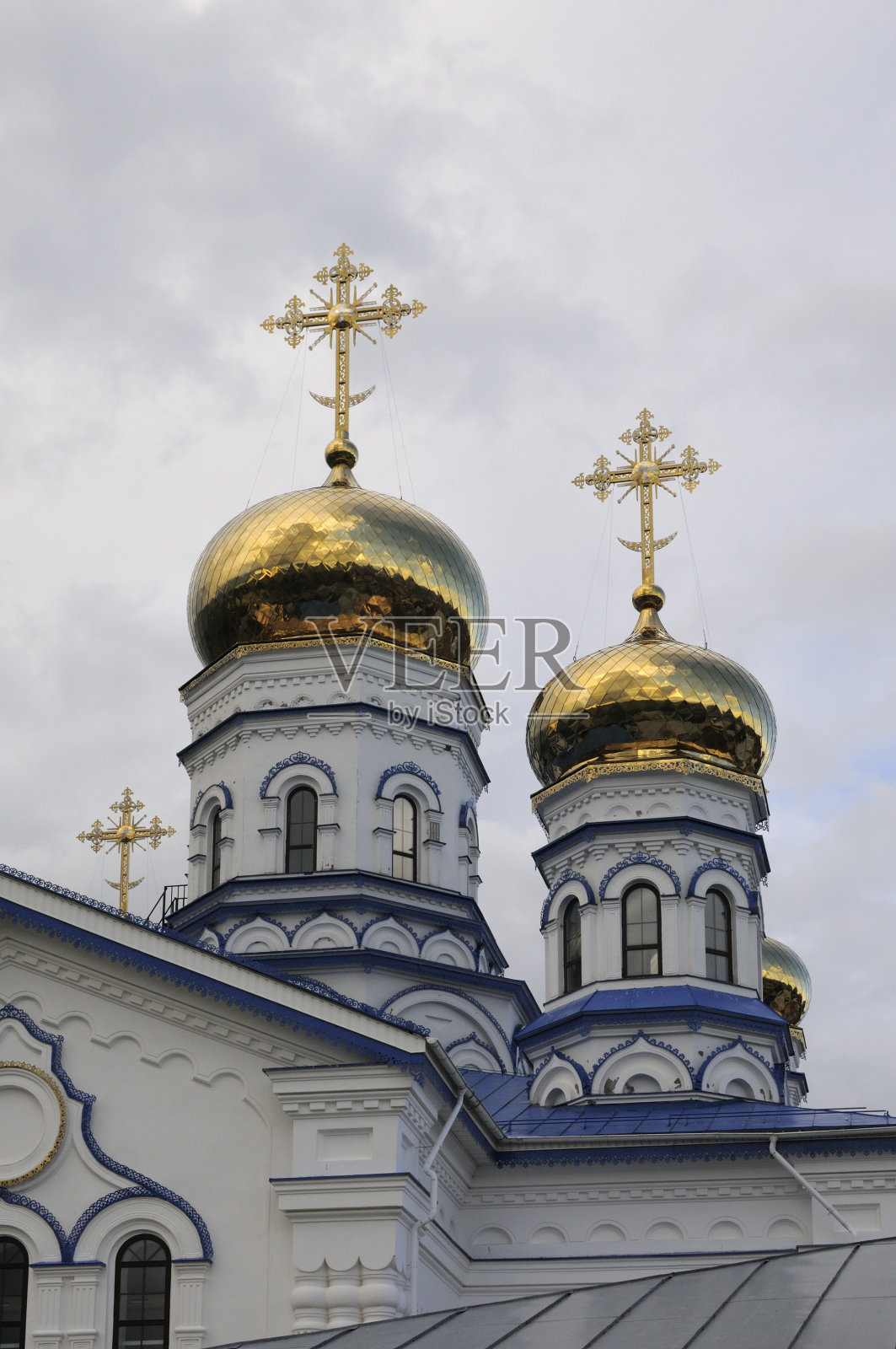 春日的东正教大教堂，金色的圆顶和十字架对着天空。Sobor Tikhvinskoy Ikony Bozhiyey Materi，茨维尔斯克，俄罗斯照片摄影图片