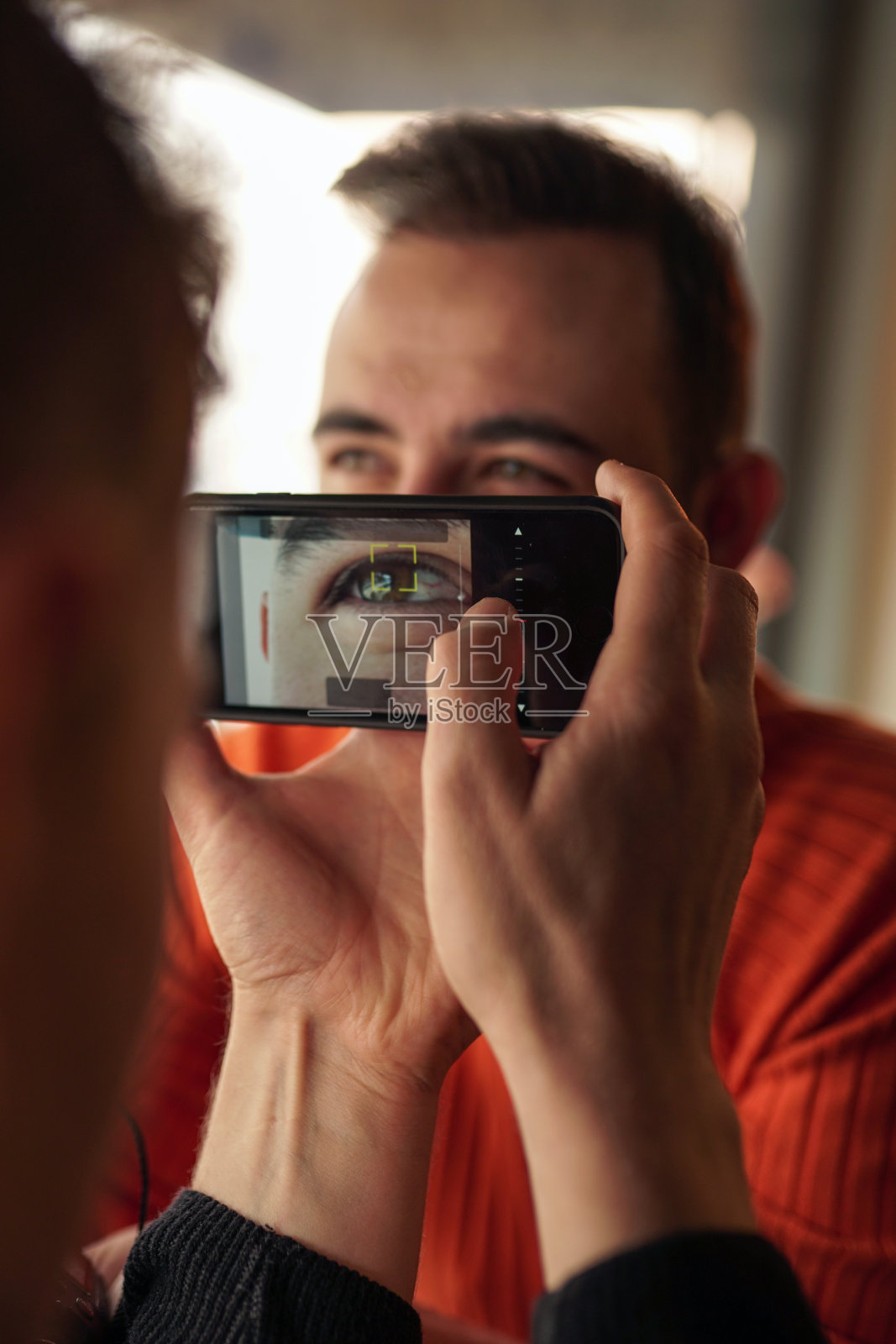 给用手机拍照的人拍张照片照片摄影图片